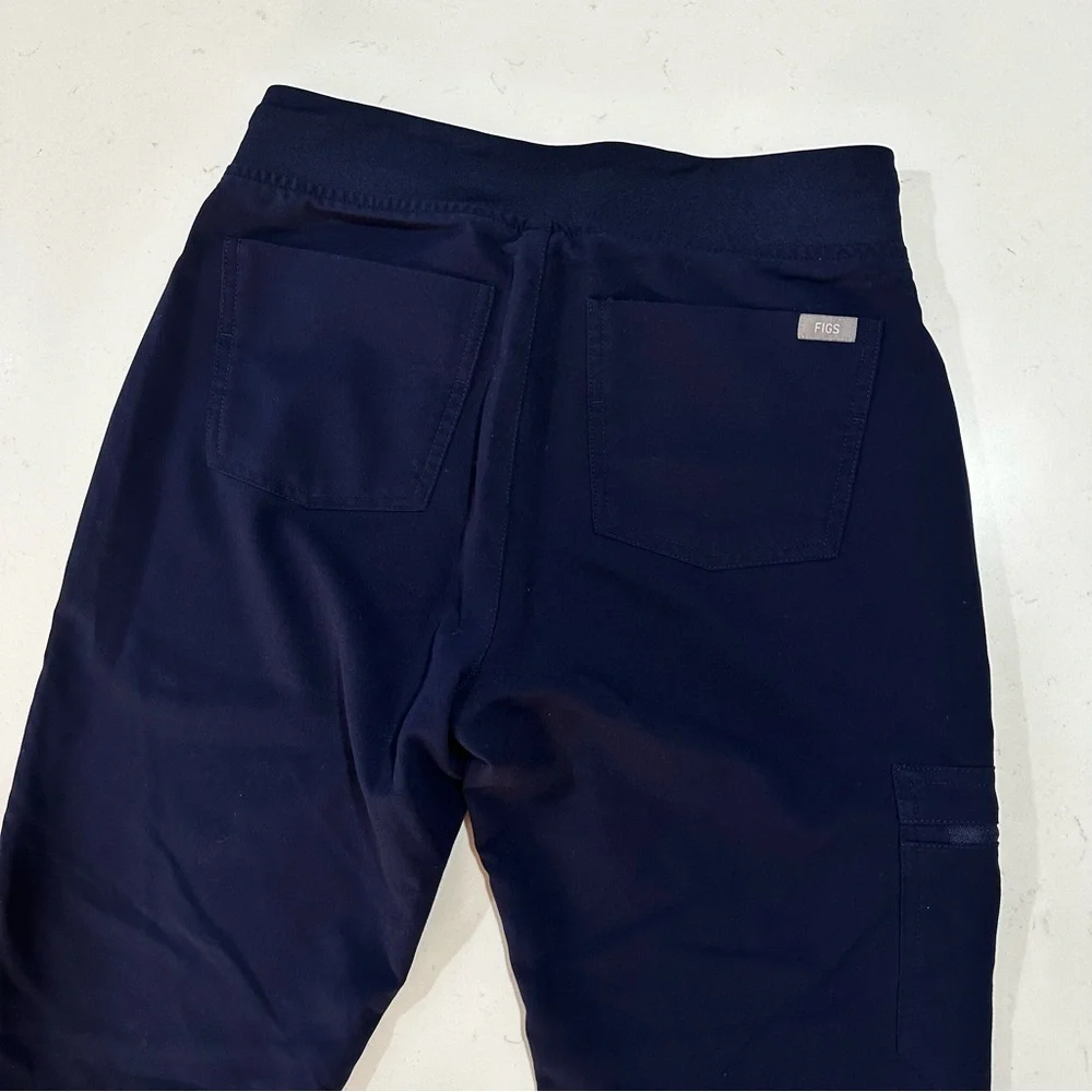FIGS Scrub Set Catarina One Pocket Top & Zamora Joggers - Size XS - Picture 12 of 14